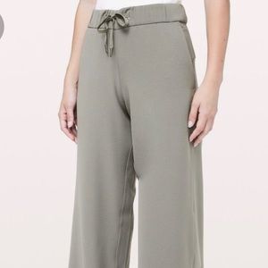 Lululemon on the fly wide leg pants